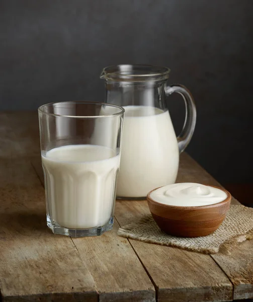 Latte e panna acida sul tavolo di legno — Foto Stock