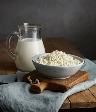 süt sürahi ve süzme peynir kase