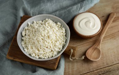 süzme peynir ve ekşi krema kase