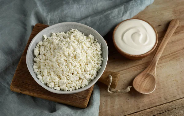 Bowl of cottage cheese and sour cream — Stock Photo, Image