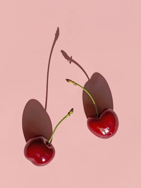 Fresh Sweet Cherries Long Shadows Isolated Pink Background Top View — Stock Photo, Image