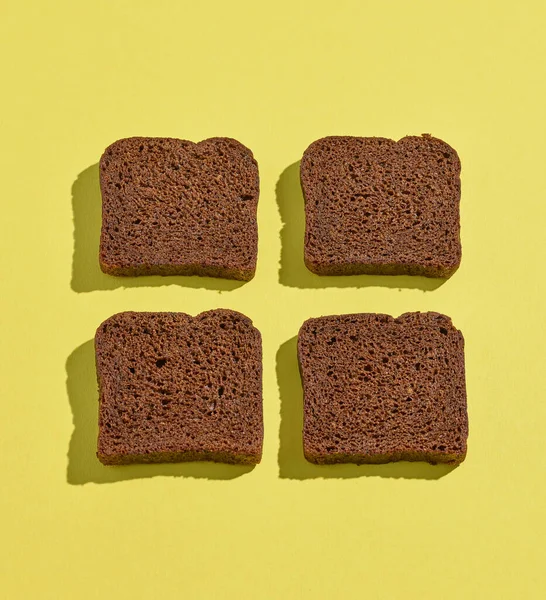 Ломтики Ржаного Хлеба Изолированы Желтом Фоне — стоковое фото
