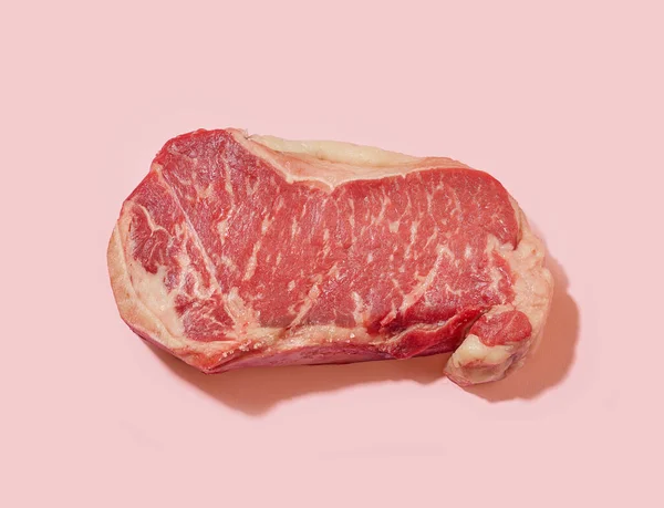 Steak Bœuf Cru Frais Sur Fond Rose Vue Dessus — Photo