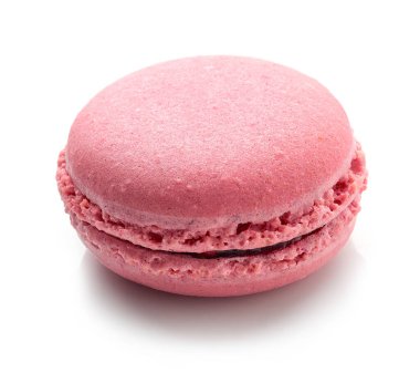 Pembe ahududu kurabiyesi beyaz arka planda izole edilmiş.