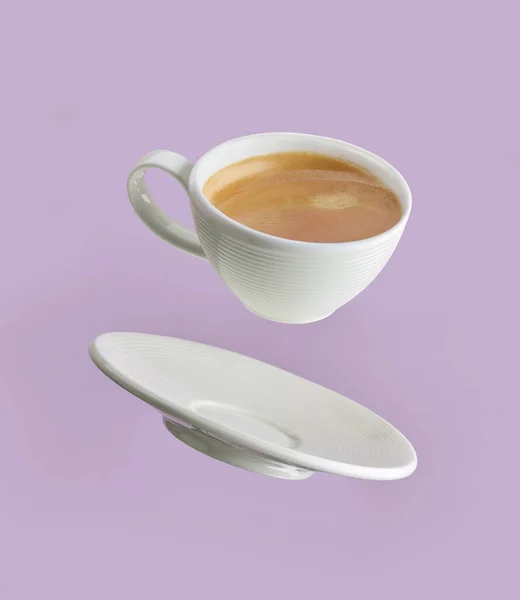 紫色背景的咖啡杯 — 图库照片