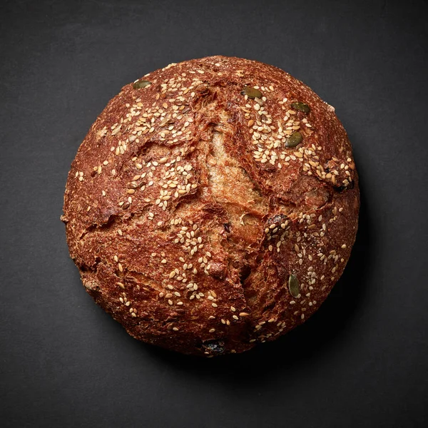Čerstvě Upečený Řemeslný Chléb Černém Pozadí Pohled Shora — Stock fotografie