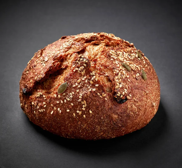 Φρεσκοψημένο Χειροποίητο Ψωμί Μαύρο Φόντο — Φωτογραφία Αρχείου