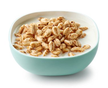 Beyaz arka planda izole edilmiş sütle buğday taneleri.