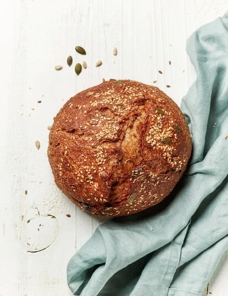 Vers Gebakken Ambachtelijk Brood Witte Houten Tafel Bovenaanzicht — Stockfoto