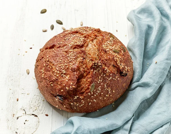 Frisch Gebackenes Handwerkerbrot Auf Weißem Holztisch — Stockfoto