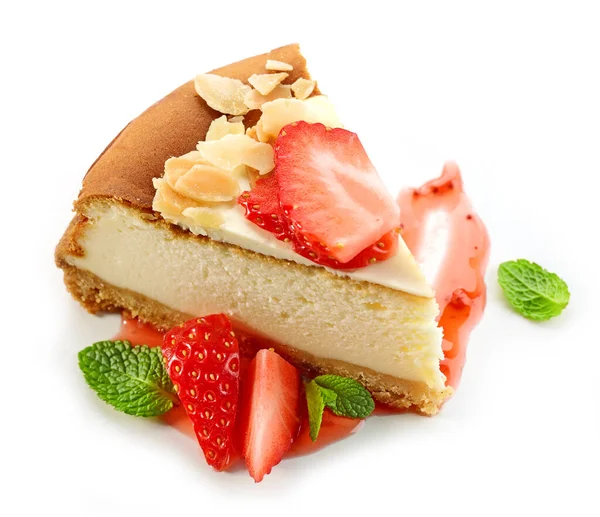 Pedaço Cheesecake Decorado Com Morangos Isolados Fundo Branco — Fotografia de Stock