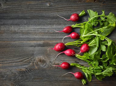Kırsal mutfak masasında taze çiğ turp, üst manzara.