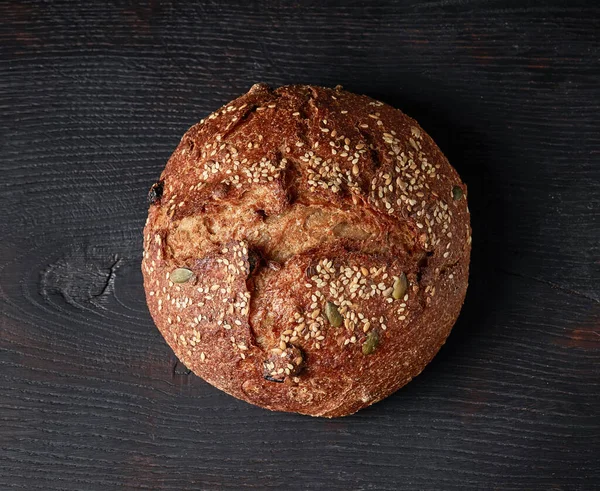 Frisch Gebackener Brotlaib Auf Schwarzem Holzhintergrund Draufsicht — Stockfoto