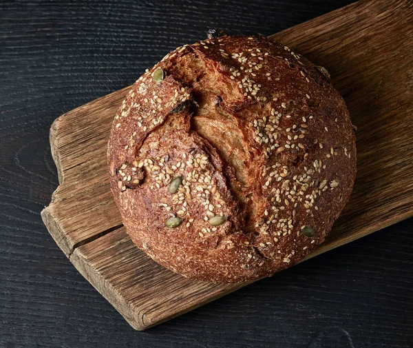 Vers Gebakken Brood Brood Houten Snijplank Bovenaanzicht — Stockfoto