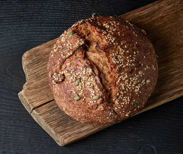 Frisch Gebackener Brotlaib Auf Holzschneidebrett Draufsicht — Stockfoto