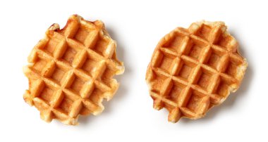 Beyaz arka planda izole edilmiş iki yeni pişmiş Belçika waffle 'ı.