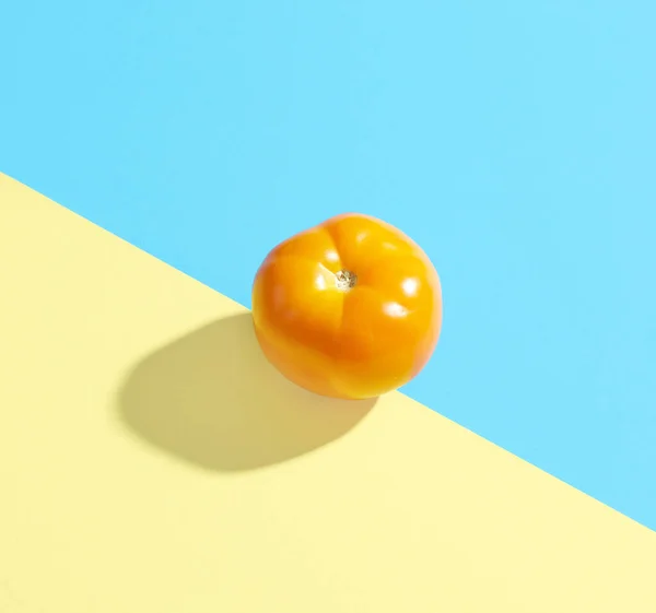 배경에 노란색 토마토 — 스톡 사진
