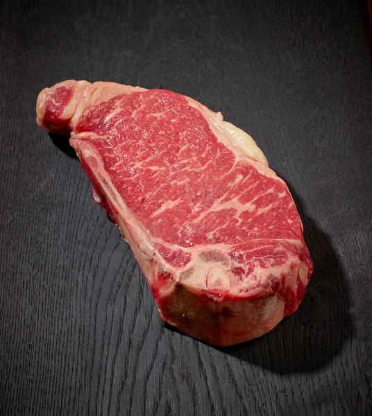 Viande Bœuf Crue Fraîche Sur Planche Découper Bois Noir — Photo