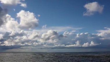 Bulutlar denizin üstünde hareket eder