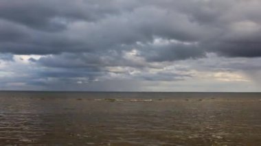 Bulutlar denizin üstünde hareket eder