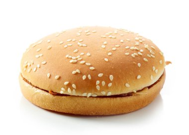 Beyaz arka planda izole edilmiş hamburger ekmeği.