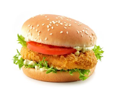 Beyaz arka planda izole edilmiş kızarmış tavuk eti ile hamburger.