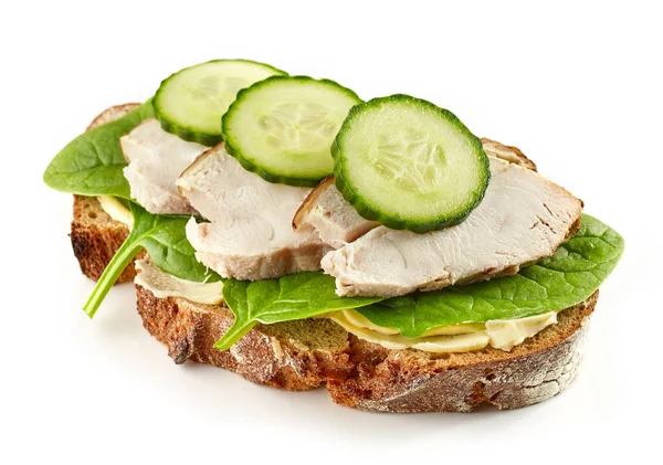 Sneetje Brood Met Kippenvlees Komkommers Geïsoleerd Witte Achtergrond — Stockfoto
