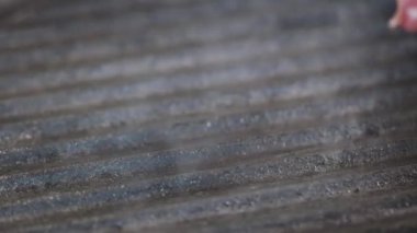 Izgarada pişmiş taze çiğ biftek.