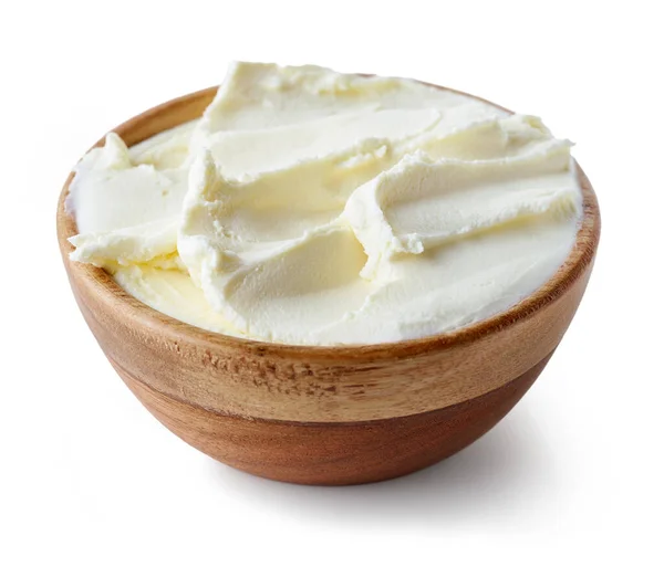 白い背景に隔離された木製のボウルにクリームチーズ — ストック写真