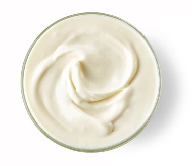 Beyaz arka planda izole edilmiş bir kase krem peynir.