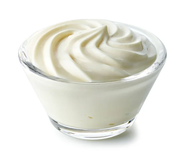 白い背景に単離されたホイップヨーグルトクリームのボウル — ストック写真
