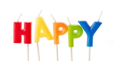 Renkli bir kelime. Beyaz arka planda izole edilmiş yıldönümü pastasından yapılmış mumlar.