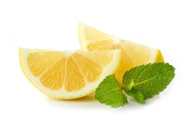 beyaz arkaplanda izole edilmiş limon ve nane yaprakları