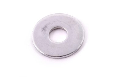 Düz metal contalar ve beyaz bir arka plan üzerinde izole somun