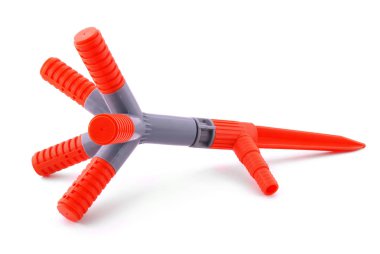 Beyaz arka plan üzerinde izole su hortumu yağmurlama