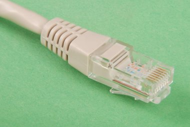 LAN kablosu ve bağlayıcı Rj45, yeşil arka plan üzerinde izole. 