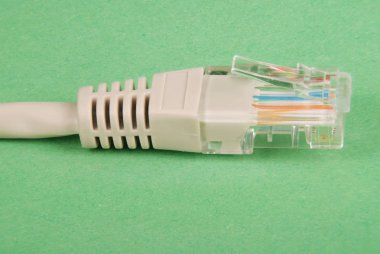 LAN kablosu ve bağlayıcı Rj45, yeşil arka plan üzerinde izole. 