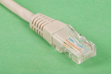 LAN kablosu ve bağlayıcı Rj45, yeşil arka plan üzerinde izole. 
