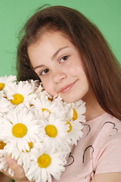 Портрет Молодой Девушки Букетом Ромашки Изолированный Зеленом Фоне — стоковое фото