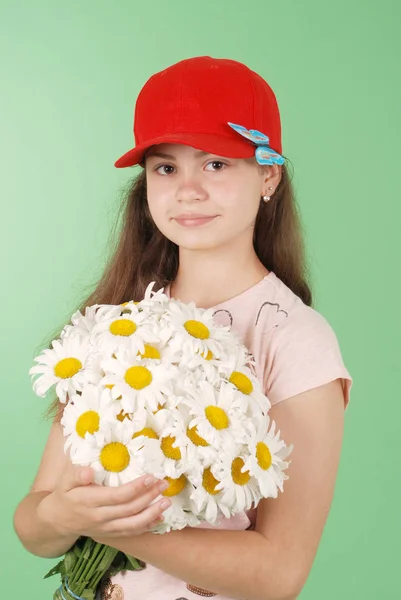 鎮静の花束と少女の肖像画 緑の背景に分離 — ストック写真