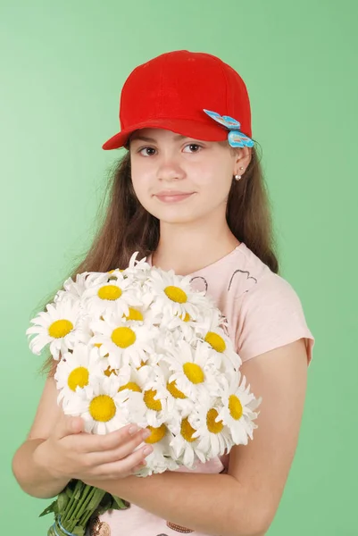 Retrato Uma Jovem Com Buquê Camomila Isolado Fundo Verde — Fotografia de Stock