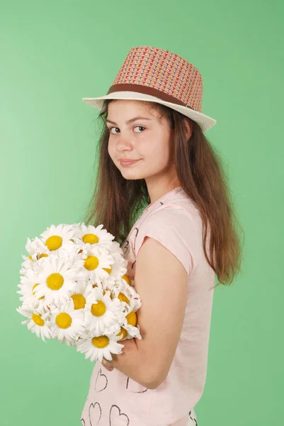 鎮静の花束と少女の肖像画 緑の背景に分離 — ストック写真