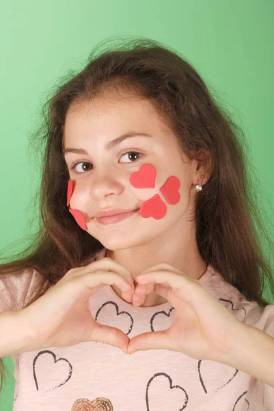 Retrato Una Joven Con Símbolo Corazón Cara Aislado Sobre Fondo — Foto de Stock