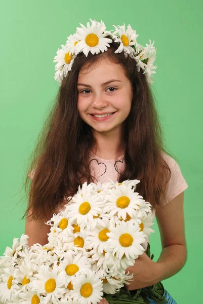 Krásná Dívka Heřmánku Věnec Zeleném Pozadí — Stock fotografie