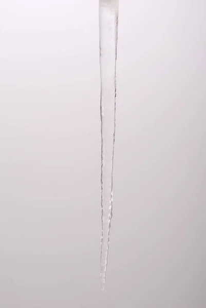 Icicle Isolé Sur Fond Gris Eau Glacée Couper Chemin Intérieur — Photo