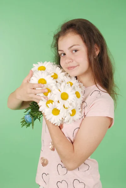 Porträt Eines Jungen Mädchens Mit Einem Strauß Kamillen Isoliert Auf — Stockfoto