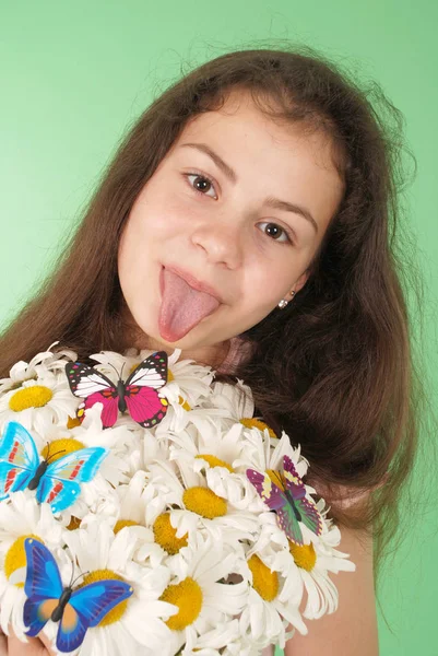 Retrato Uma Jovem Com Buquê Camomila Isolado Fundo Verde — Fotografia de Stock