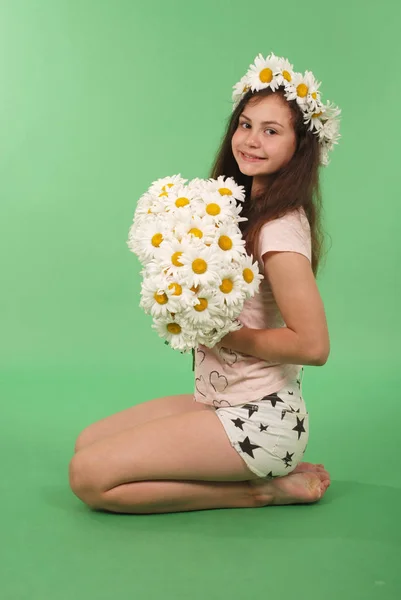 Hermosa Chica Con Corona Manzanilla Sobre Fondo Verde — Foto de Stock