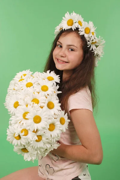 Hermosa Chica Con Corona Manzanilla Sobre Fondo Verde — Foto de Stock