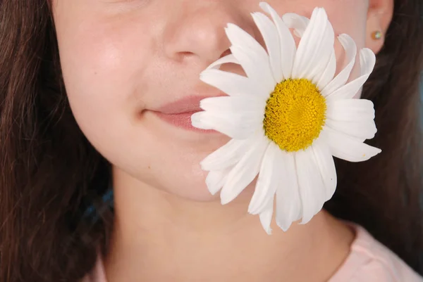 Cara Expresiva Una Modelo Con Flor Boca Sobre Fondo Azul — Foto de Stock